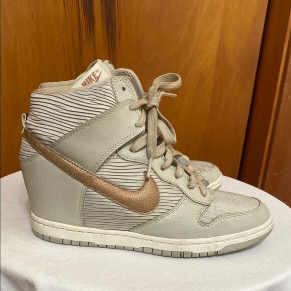 Nike Women's Dunk Sky High Wedge Sneakers Light Bone Metallic Red Bronze - 10 - Picture 1 of 12